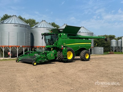 2014 John Deere S690 Combine Harvester