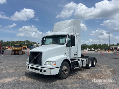 2015 Volvo VNM64T200 6x4 Cabeza Tractora Cabina Corta