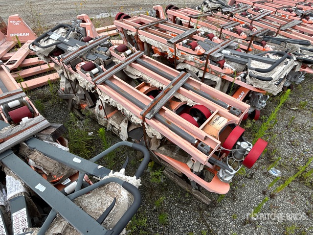 Quantity of (6) Doosan HPT28-2-06 5500 lb Pallet Jack