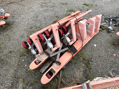 Quantity of (6) Doosan HPT28-2-06 5500 lb Pallet Jack
