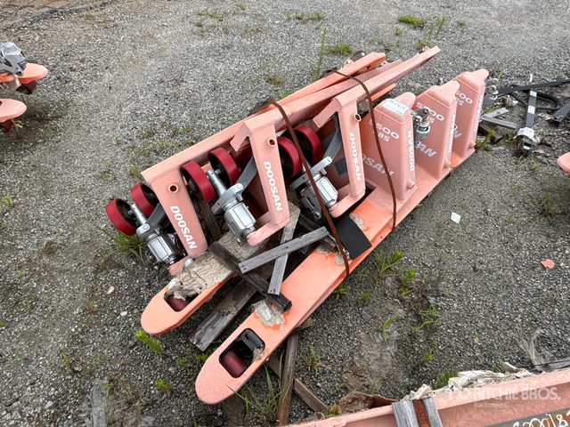 Quantity of (6) Doosan HPT28-2-06 5500 lb Pallet Jack