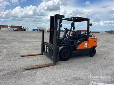 Doosan G45S-7 9600 lb Pneumatic Tire Gabelstapler