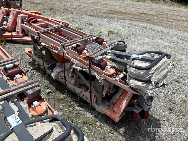 Quantity of (6) Doosan HPT28-2-06 5500 lb Pallet Jack