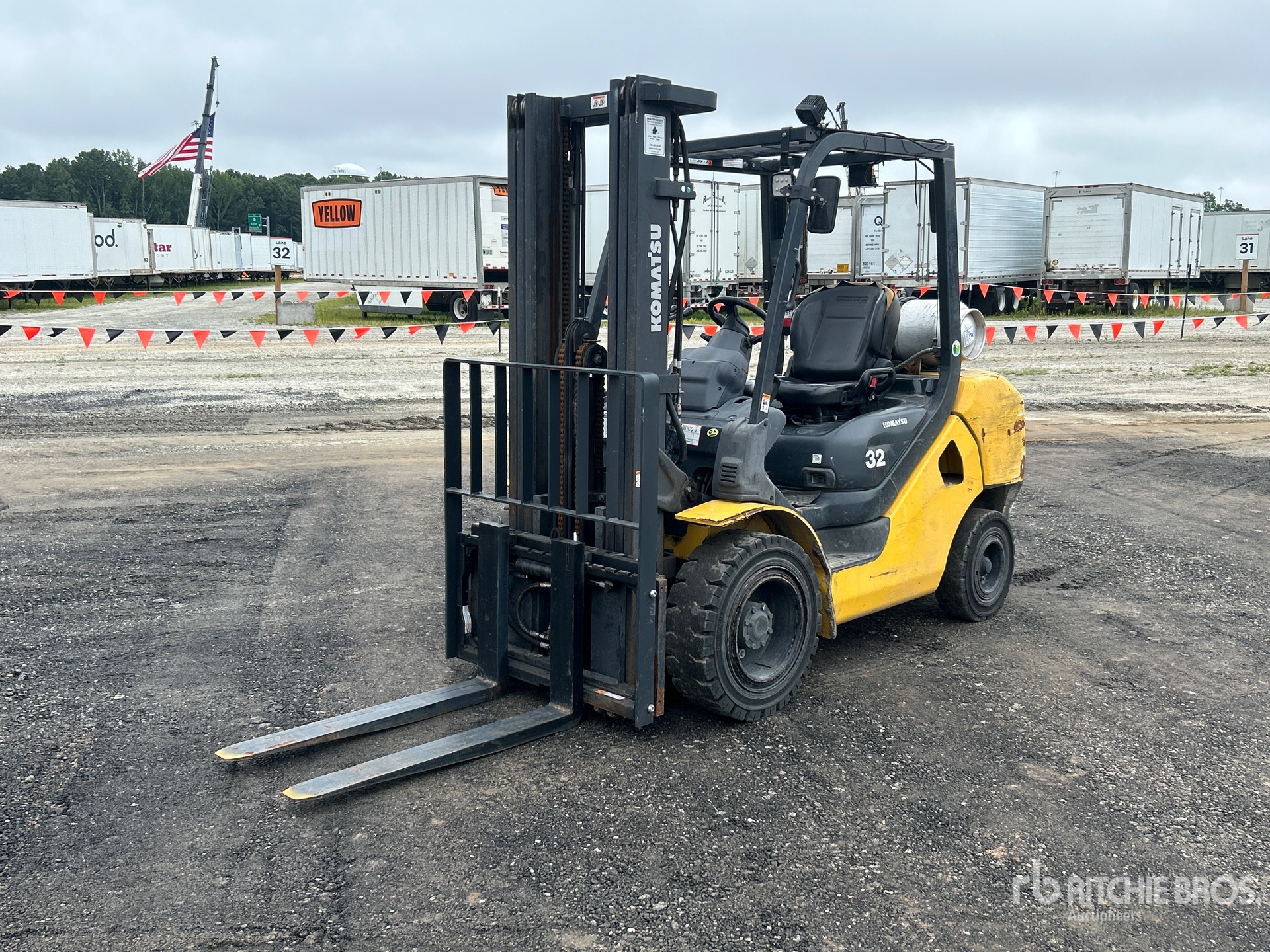Komatsu FG32HT-16 5700 lb Pneumatic Tire Forklift
