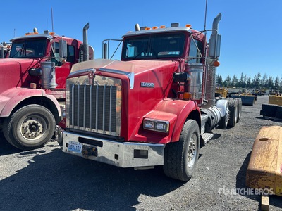 2015 Kenworth T800 8x4 トラックトラクター（Tri/A）