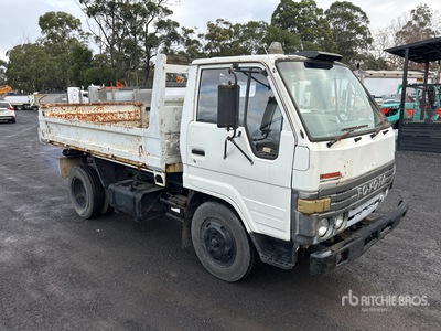 1982 Toyota Dyna 4x2 Camión volquete