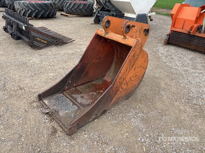 28.5 in Cleanup Excavator Bucket