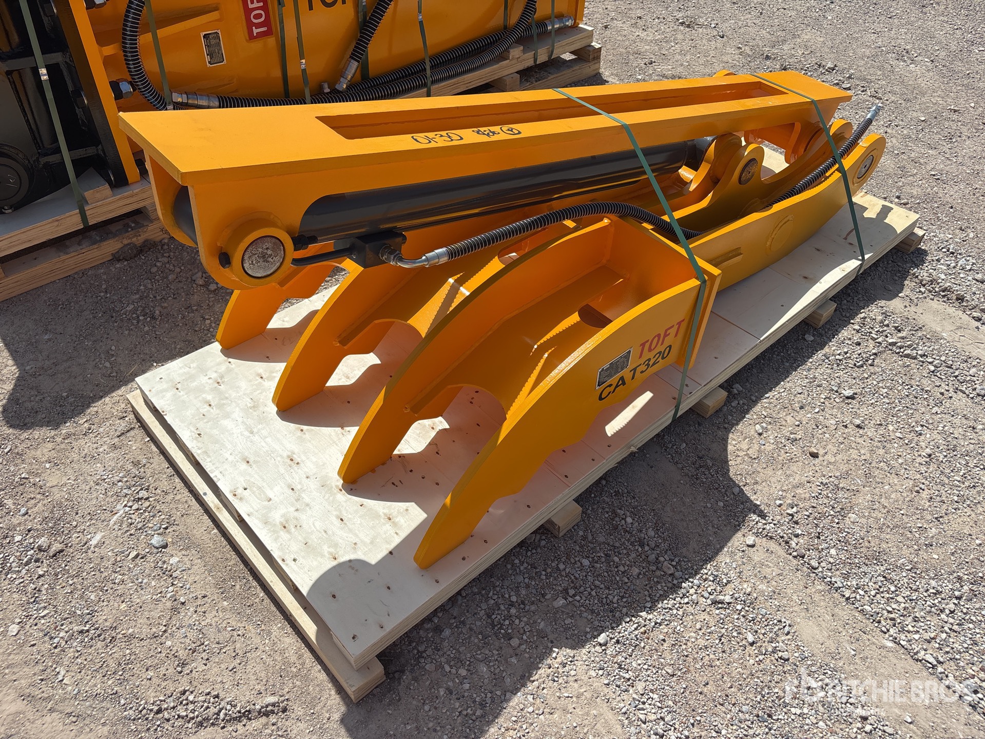 2026 TOFT TOFT08T 34 in Hydraulic Excavator Thumb - Fits 20-30 ton Excavator (Unused)