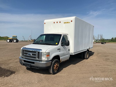 2009 Ford E-450 4x2 شاحنة فان