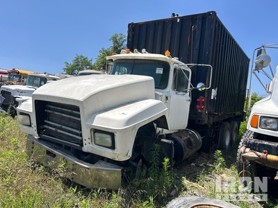 1994 Mack RD688S 6x4 Autocarro trasporto lubrificante