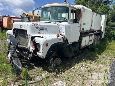 1985 Mack DM686S 6x4 Autocarro trasporto carburante per lubrificante