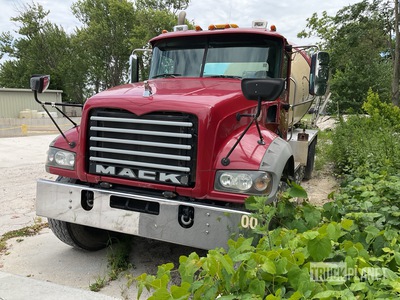 2015 Mack GU713 12x4 Camion hormigonera (Inoperable)