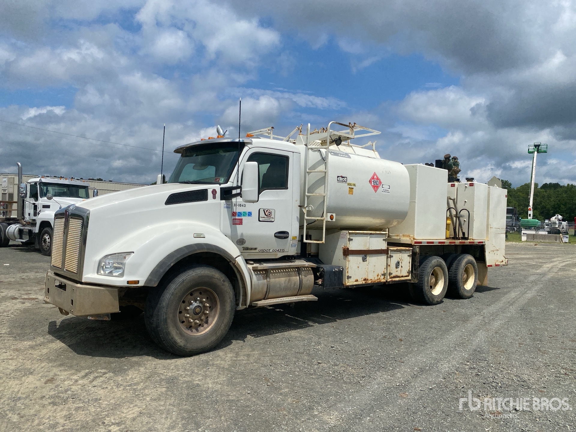2018 Kenworth T880 6x4 Fuel and Lube Truck
