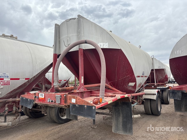 1970 Fruehauf S/A Lead Pneumatic Bulk Trailer