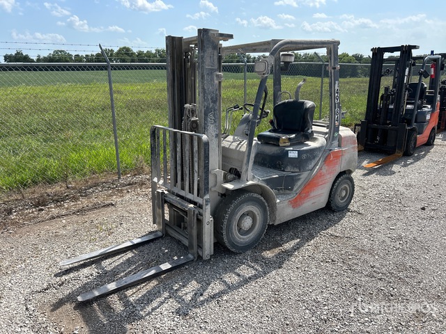 2016 Toyota 8FGU25 4900 lb Pneumatic Tire Forklift