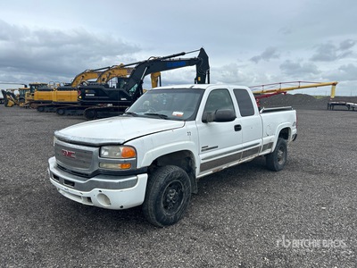 2003 GMC Sierra 2500HD 4x4 Extended Cab Pickup