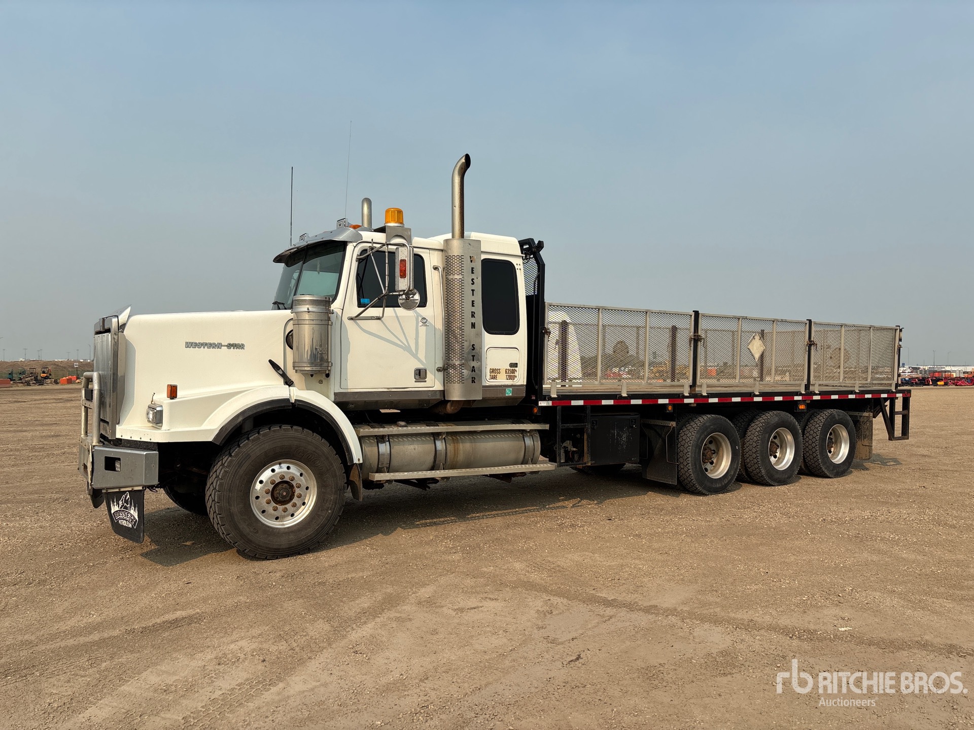 2009 Western Star 4900SA 8x6 Sleeper Flatbed Truck