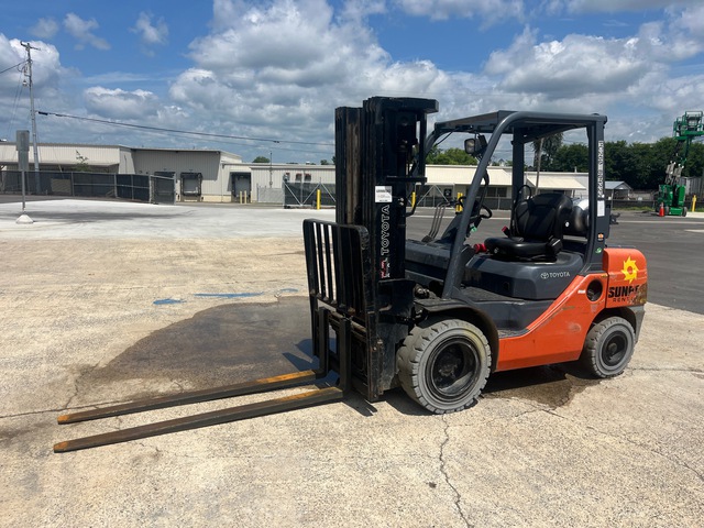 2015 Toyota 8FGU30 4900 lb Pneumatic Tire Forklift