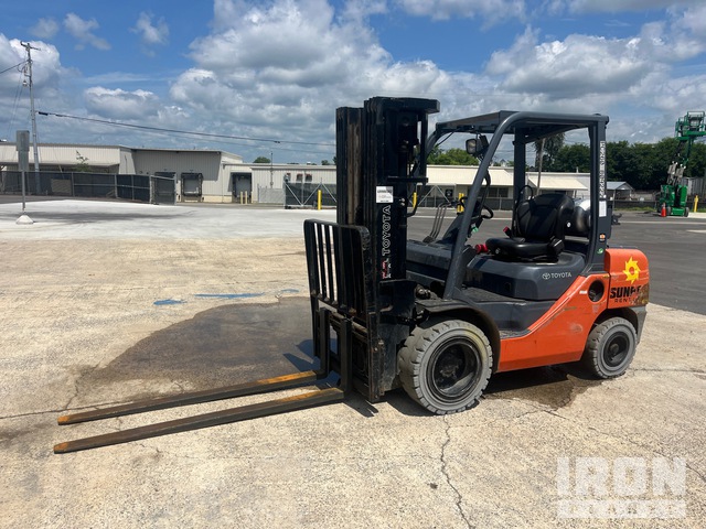 2015 Toyota 8FGU30 4900 lb Pneumatic Tire Forklift