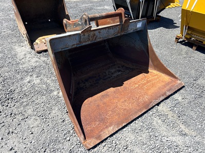71 in Cleanup Cleanup Excavator Bucket