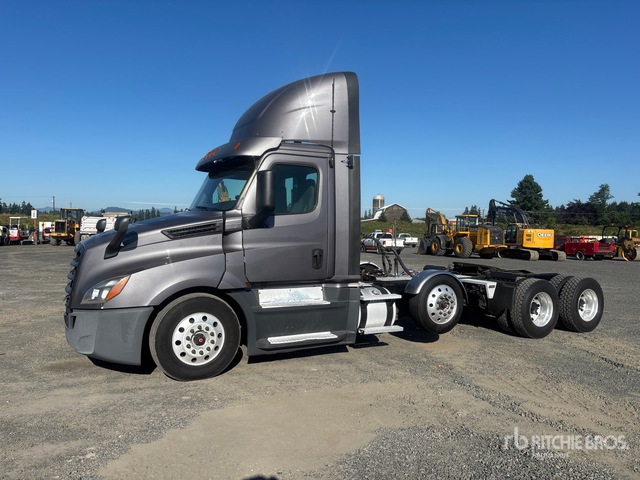 2019 Freightliner Cascadia 126 8x4 Tri/A Day Cab Truck Tractor