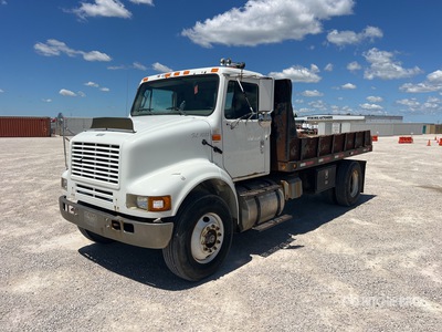 2000 International 8100 4x2 Autocarro ribaltabile con pianale fisso