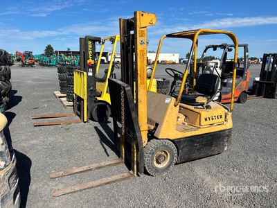Hyster H25E 2750 lb Pneumatic Tire Forklift
