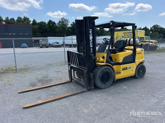 2014 Hyundai 40L-7A 7920 lb Pneumatic Tire Forklift