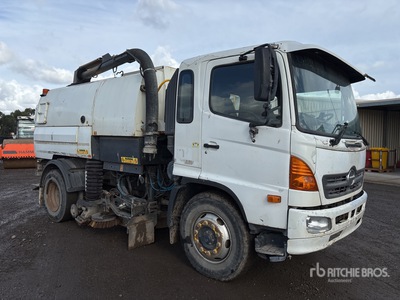 2010 MacDonald Johnston TS01-VT605 on 2010 Hino FG1J Veegwagen