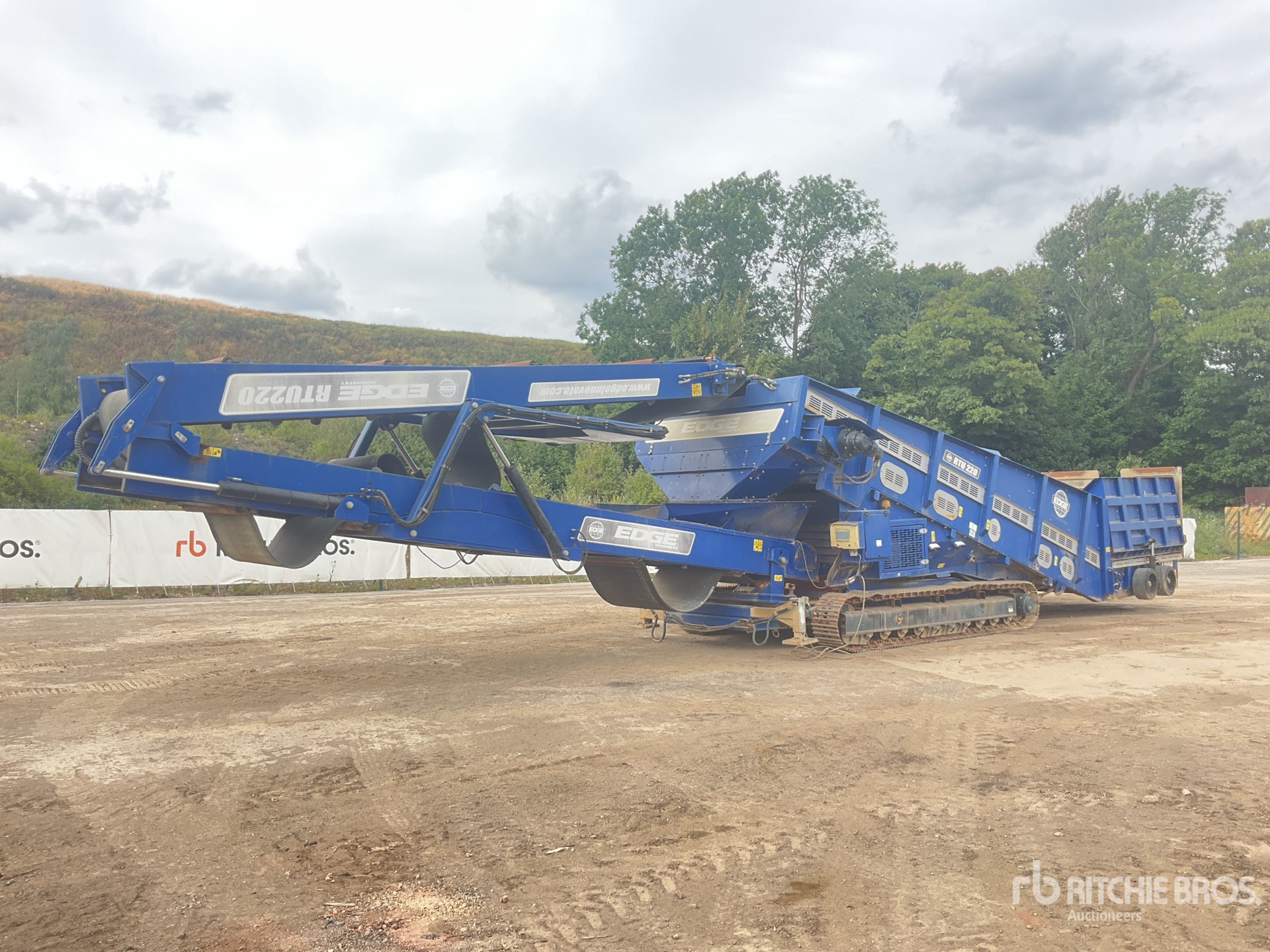 2016 Edge RTU220 1200 mm x 14.70 m Tracked Unloader & Radial Conveyor