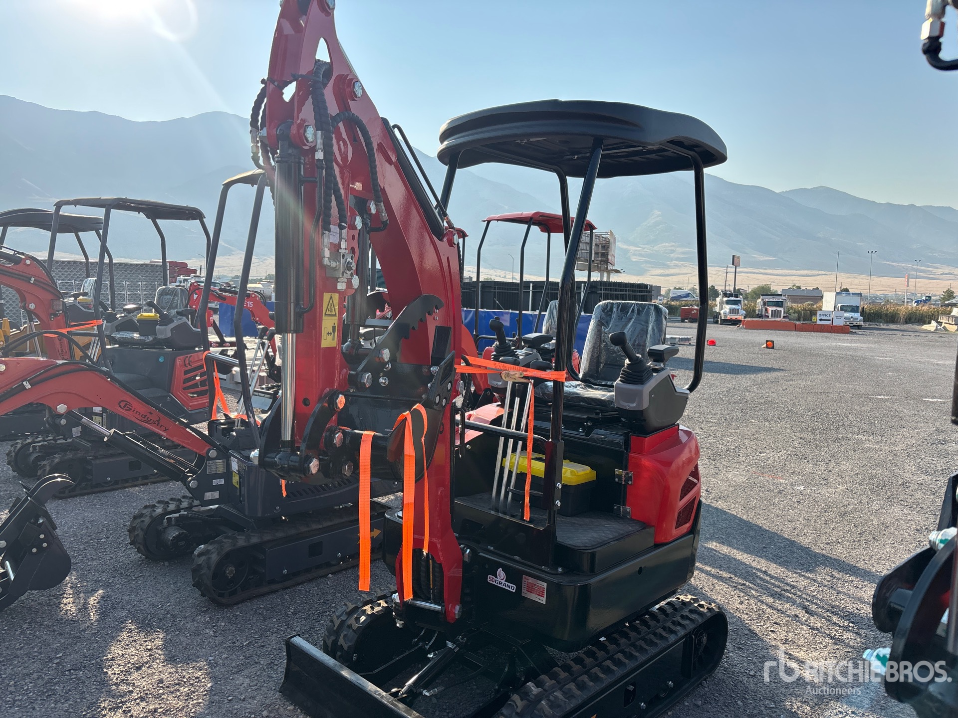 2026 SDEE22-RED Mini Excavator (Unused)