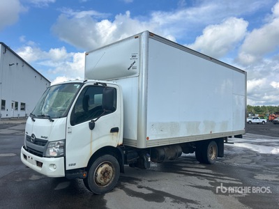 2013 Hino 195 4x2 Furgoneta caja cerrada