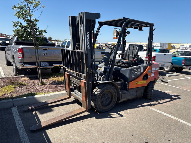 2015 (unverified) Doosan D30S-7T4 Pneumatic Tire 5500 lb Pneumatic Tire Forklift