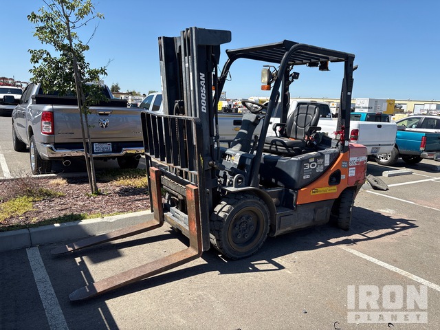 2015 (unverified) Doosan D30S-7T4 Pneumatic Tire 5500 lb Pneumatic Tire Forklift
