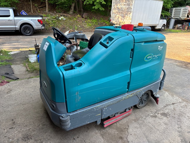 2015 Tennant T17 Ride-On Electric Floor Scrubber