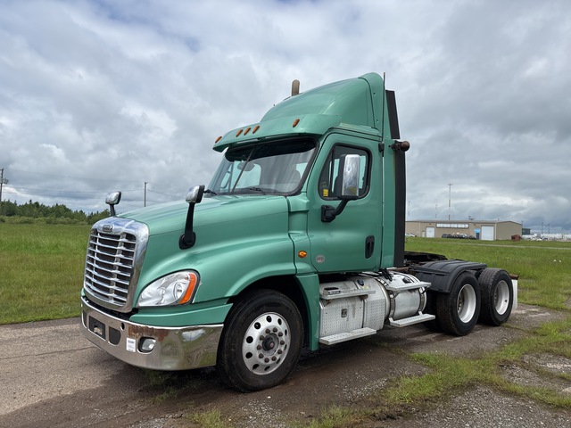 2017 Freightliner Cascadia 125 6x4 T/A Day Cab Truck Tractor