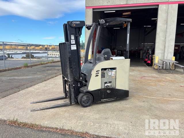 2014 (unverified) Crown RC5500 2600 lb Electric Forklift