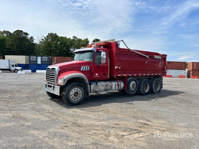 2016 Mack GU713 8x4 شاحنة قلابة /ثلاثة محاور