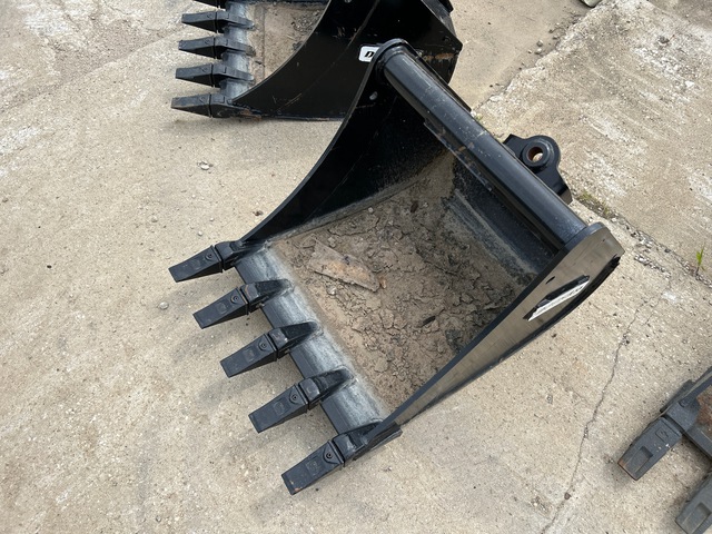 Doosan 24 in 0.18 cyd Q/C Digging Excavator Bucket (Unused) Doosan 24 in 0.18 cyd Q/C Digging Excavator Bucket (Unused)