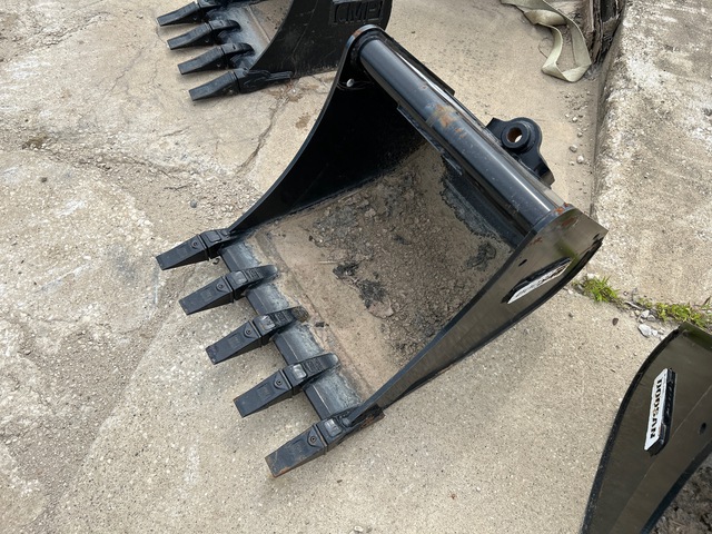 Doosan 24 in 0.18 cyd Q/C Digging Excavator Bucket (Unused) Doosan 24 in 0.18 cyd Q/C Digging Excavator Bucket (Unused)