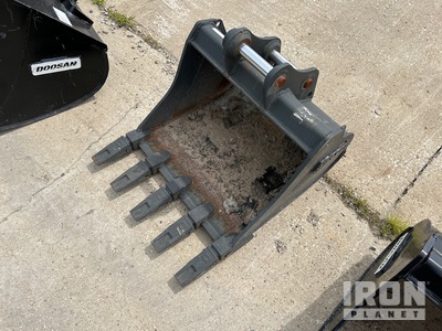 Gryb GAD035-24C5-P_D27-BA 24 in Digging Excavator Bucket - Fits Doosan DX27Z-7 (Unused)