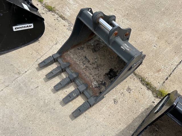 Gryb GAD035-24C5-P_D27-BA 24 in Digging Excavator Bucket - Fits Doosan DX27Z-7 (Unused)