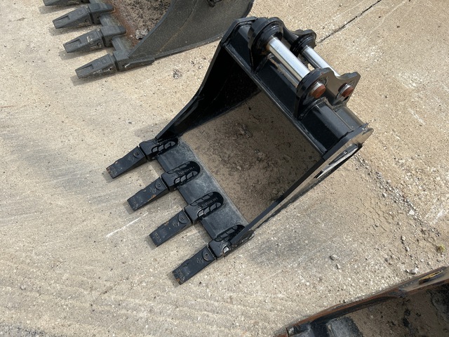 Doosan 18 in 0.06 cyd Digging Excavator Bucket - Fits Doosan DX35Z-7 (Unused) Doosan 18 in 0.06 cyd Digging Excavator Bucket - Fits Doosan DX35Z-7 (Unused)