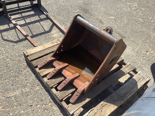 Tag Excavator Bucket 24 in Q/C Digging Excavator Bucket