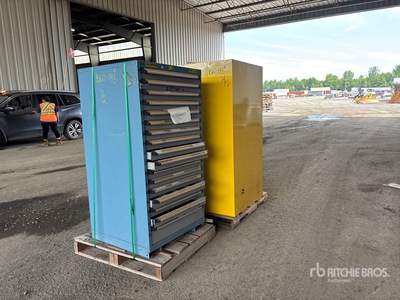 Quantity of (2) Armoire à outils