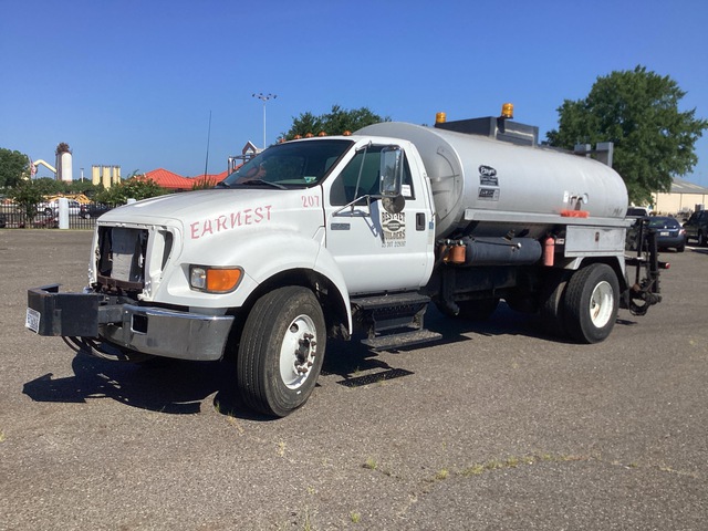 2006 Etnyre 2000 gal on 2006 Ford F-750 4x2 Asphalt Distributor Truck