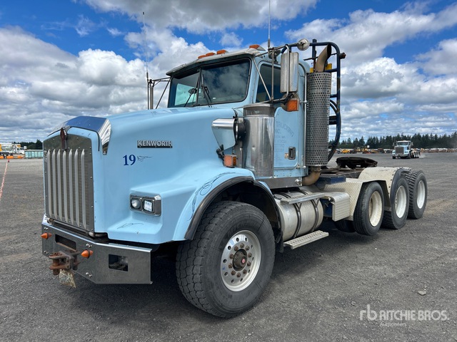2002 Kenworth T800 8x4 Heavy Haul Tri/A Day Cab Truck Tractor