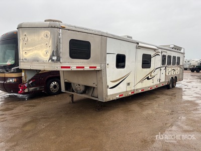 2006 Bison 34 ft T/A Horse Trailer