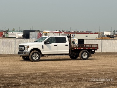 2019 Ford F-350 XLT 4x4 Crew Cab Flatbed Truck