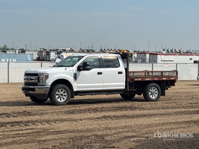 2019 Ford F-350 XLT 4x4 Crew Cab Flatbed Truck